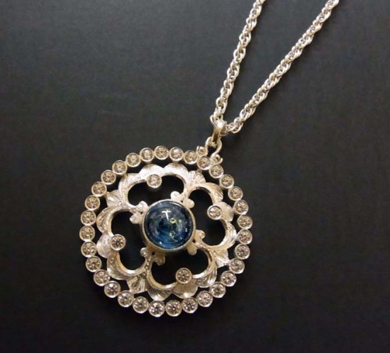 フィレンツェ彫りのガラスペンダント