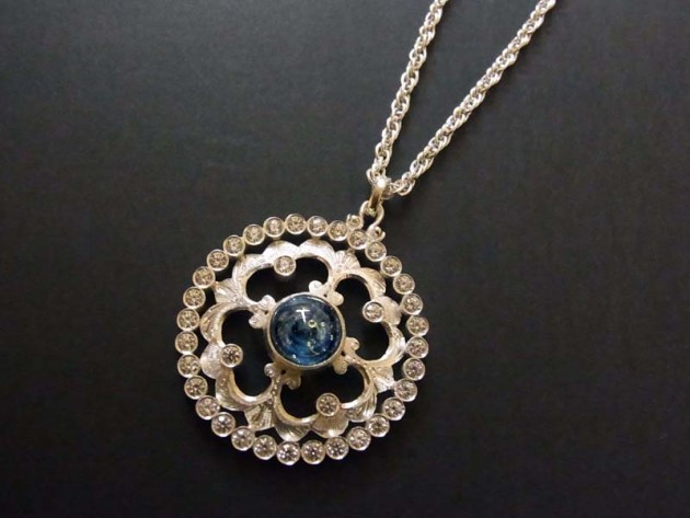 フィレンツェ彫りのガラスペンダント