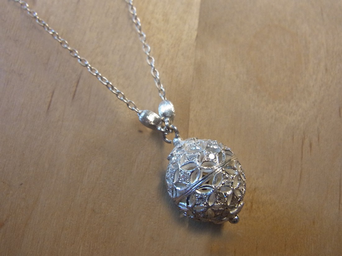 フィレンツェ透かし彫りのペンダント