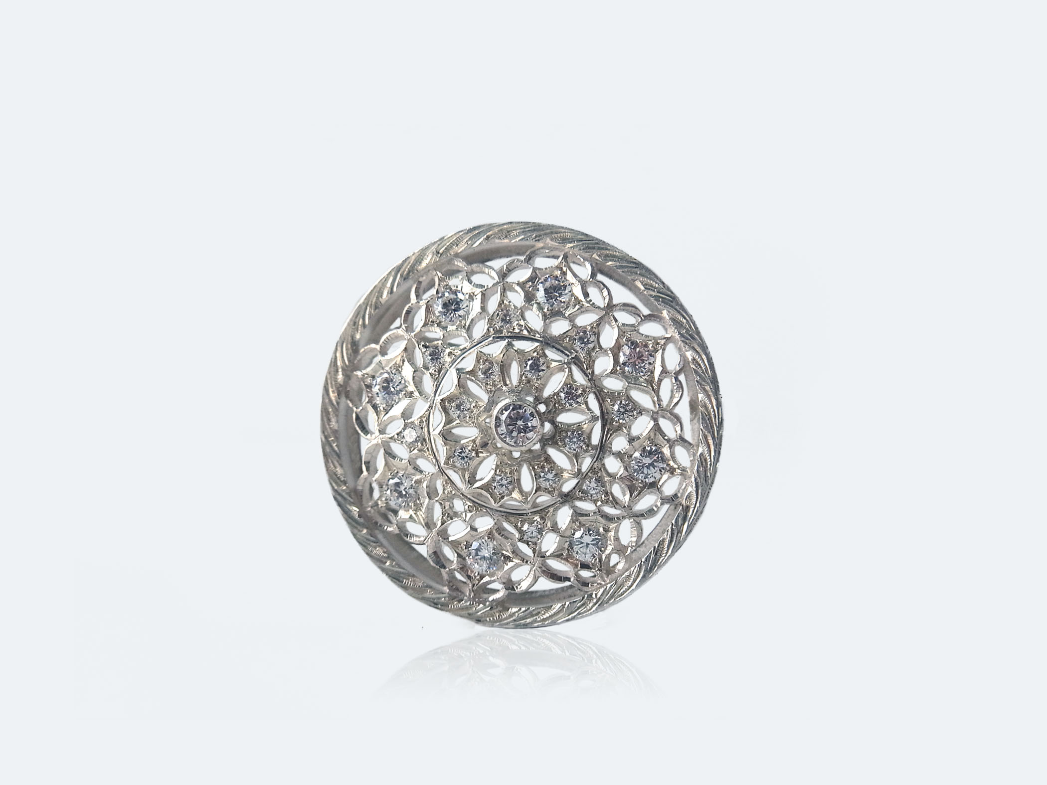 フィレンツェ透かし彫りのダイヤブローチ