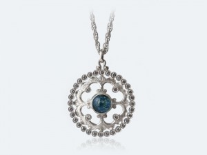 フィレンツェ彫りのガラスペンダント