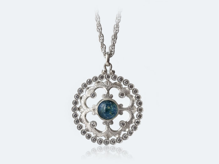 フィレンツェ彫りのガラスペンダント