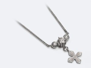 クロスとダイヤモンドのネックレス