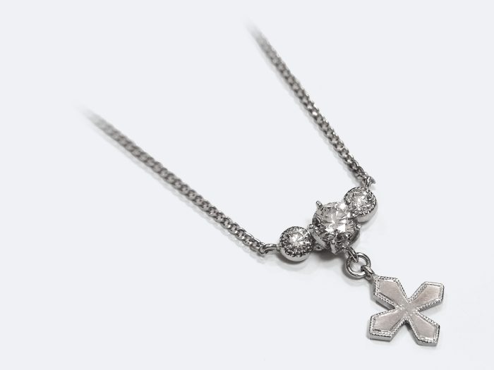 クロスとダイヤモンドのネックレス