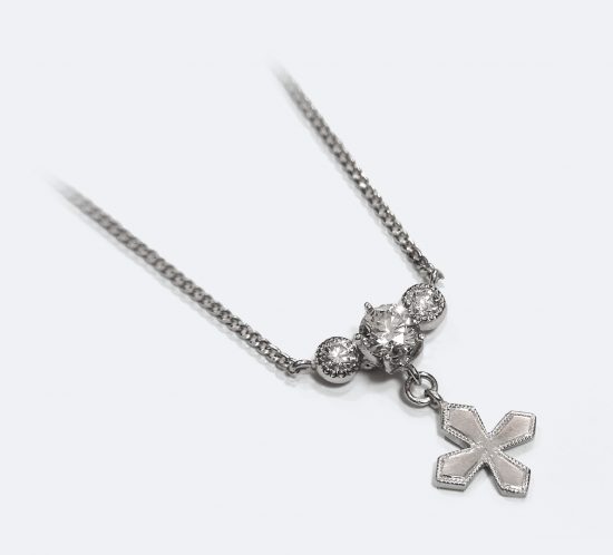 クロスとダイヤモンドのネックレス