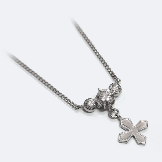 クロスとダイヤモンドのネックレス