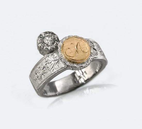 フィレンツェ彫りのイニシャルダイヤリング