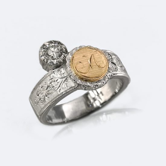 フィレンツェ彫りのイニシャルダイヤリング