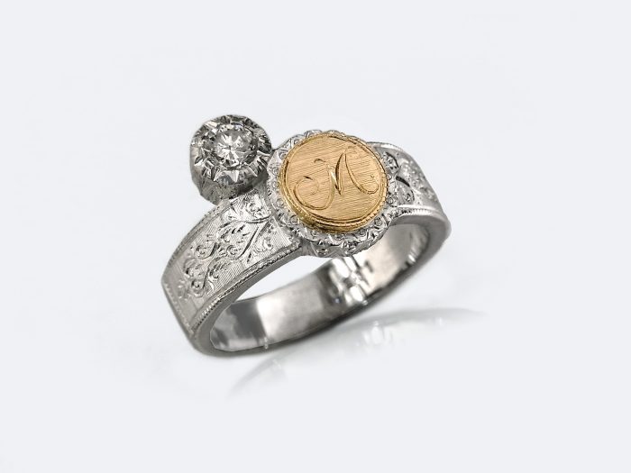 フィレンツェ彫りのイニシャルダイヤリング