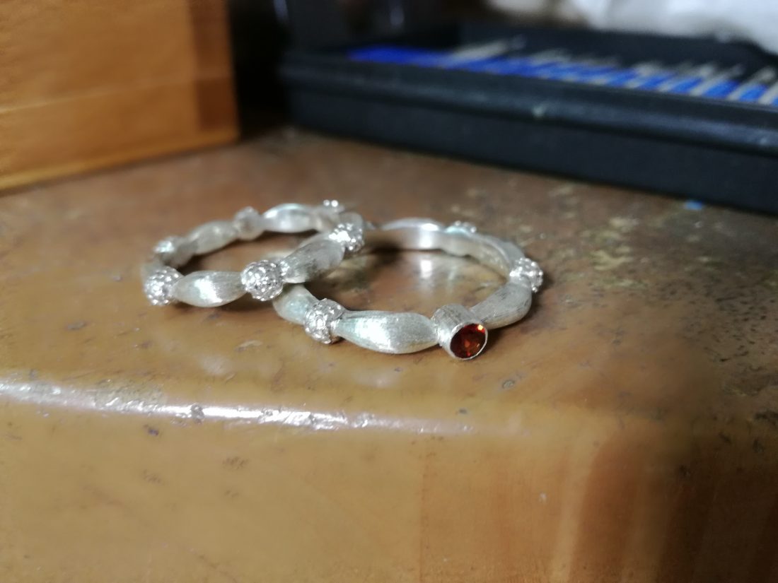 フィレンツェ彫りのガーネットリング