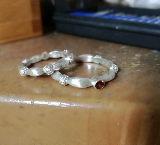 フィレンツェ彫りのガーネットリング