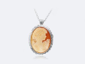 フィレンツェ彫りのカメオペンダント