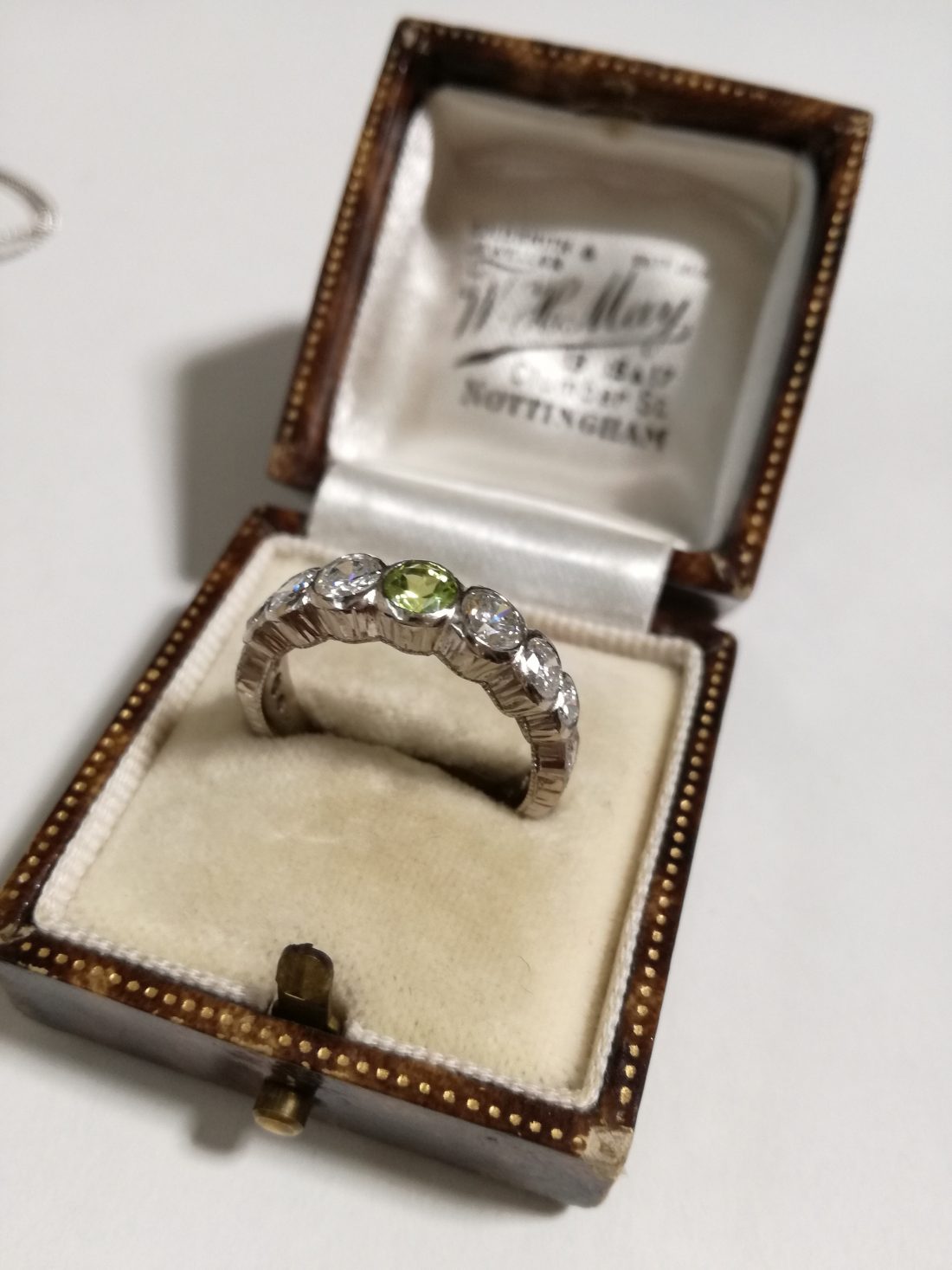 フィレンツェ彫りのダイヤとペリドットリング