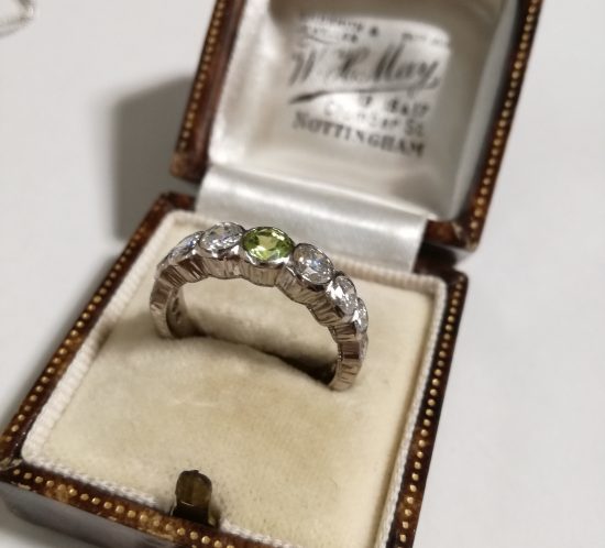 フィレンツェ彫りのダイヤとペリドットリング