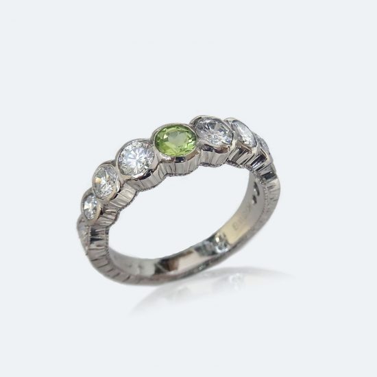 フィレンツェ彫りのダイヤとペリドットリング