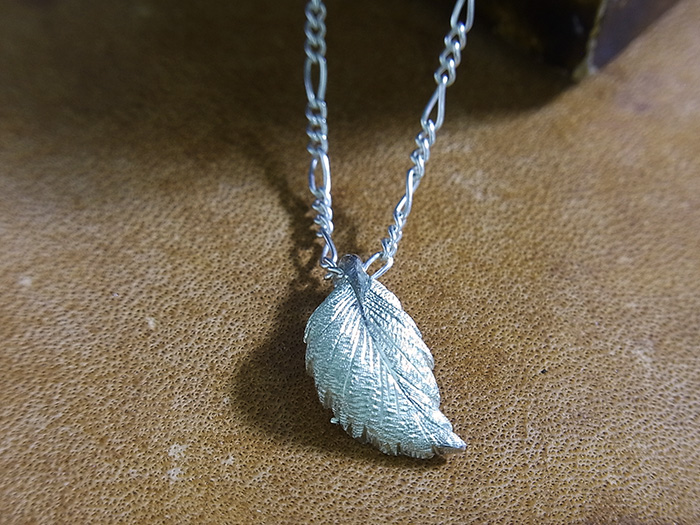 フィレンツェ彫りのリーフペンダント