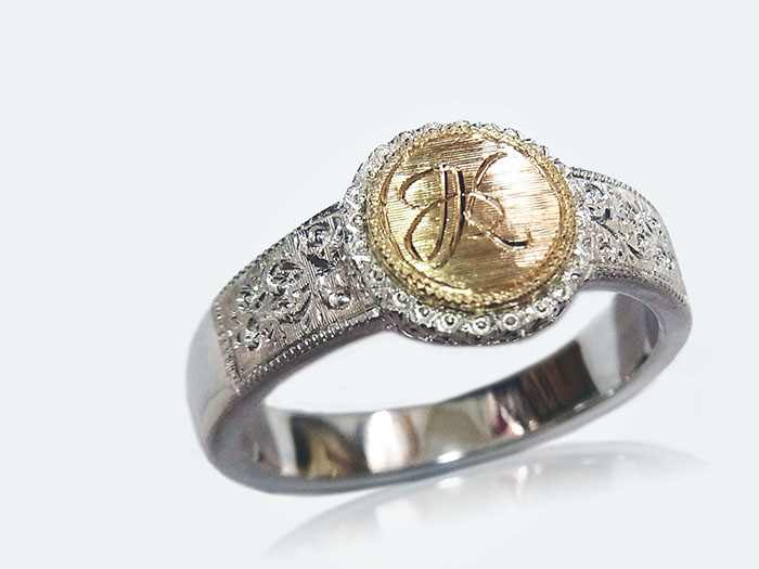 フィレンツェ彫りのイニシャルリング