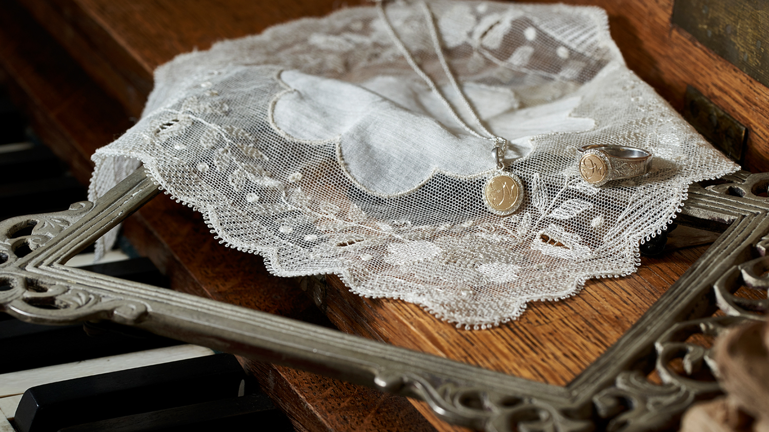 フィレンツェ彫りのイニシャルリング