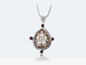 フィレンツェ彫りのカメオネックレス