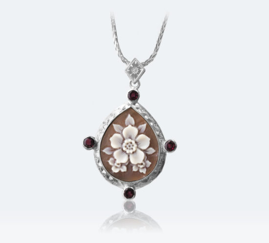 フィレンツェ彫りのカメオネックレス