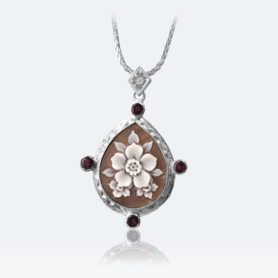 フィレンツェ彫りのカメオネックレス