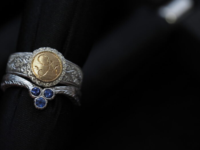 イニシャルリングとベニトアイトのリング