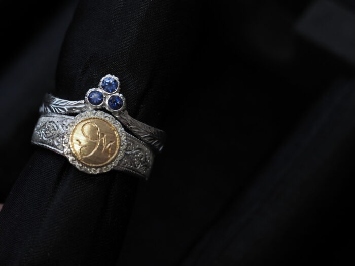 イニシャルリングとベニトアイトのリング