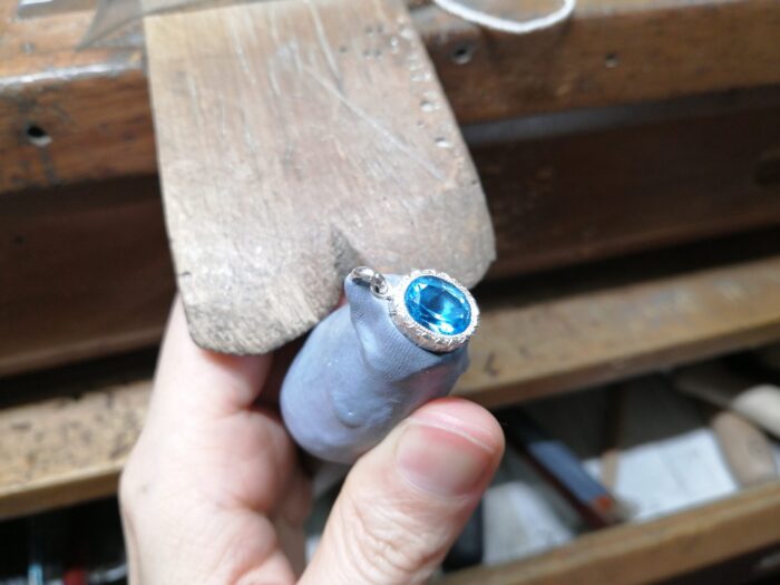 フィレンツェ彫りのブルートパーズペンダント