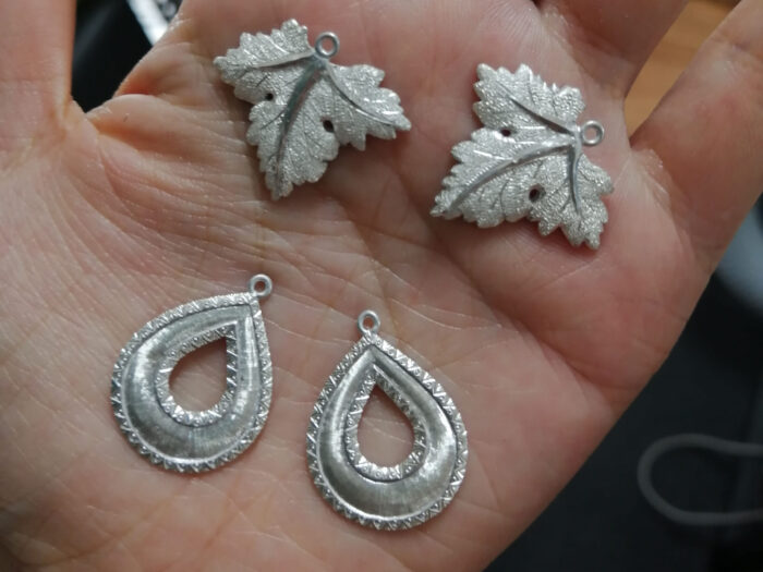 フィレンツェ彫りの真珠ピアス