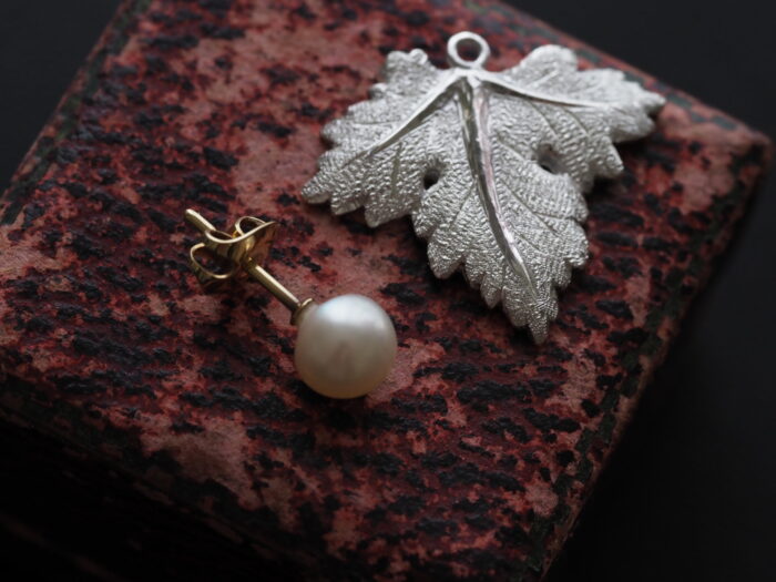 フィレンツェ彫りの真珠ピアス