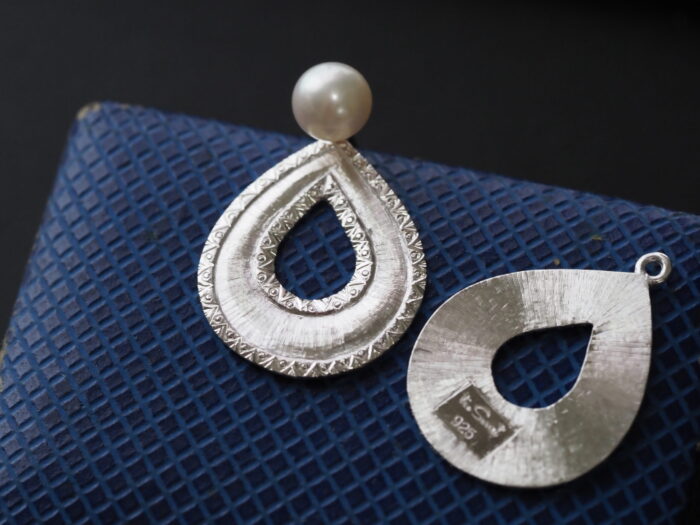 フィレンツェ彫りの真珠ピアス