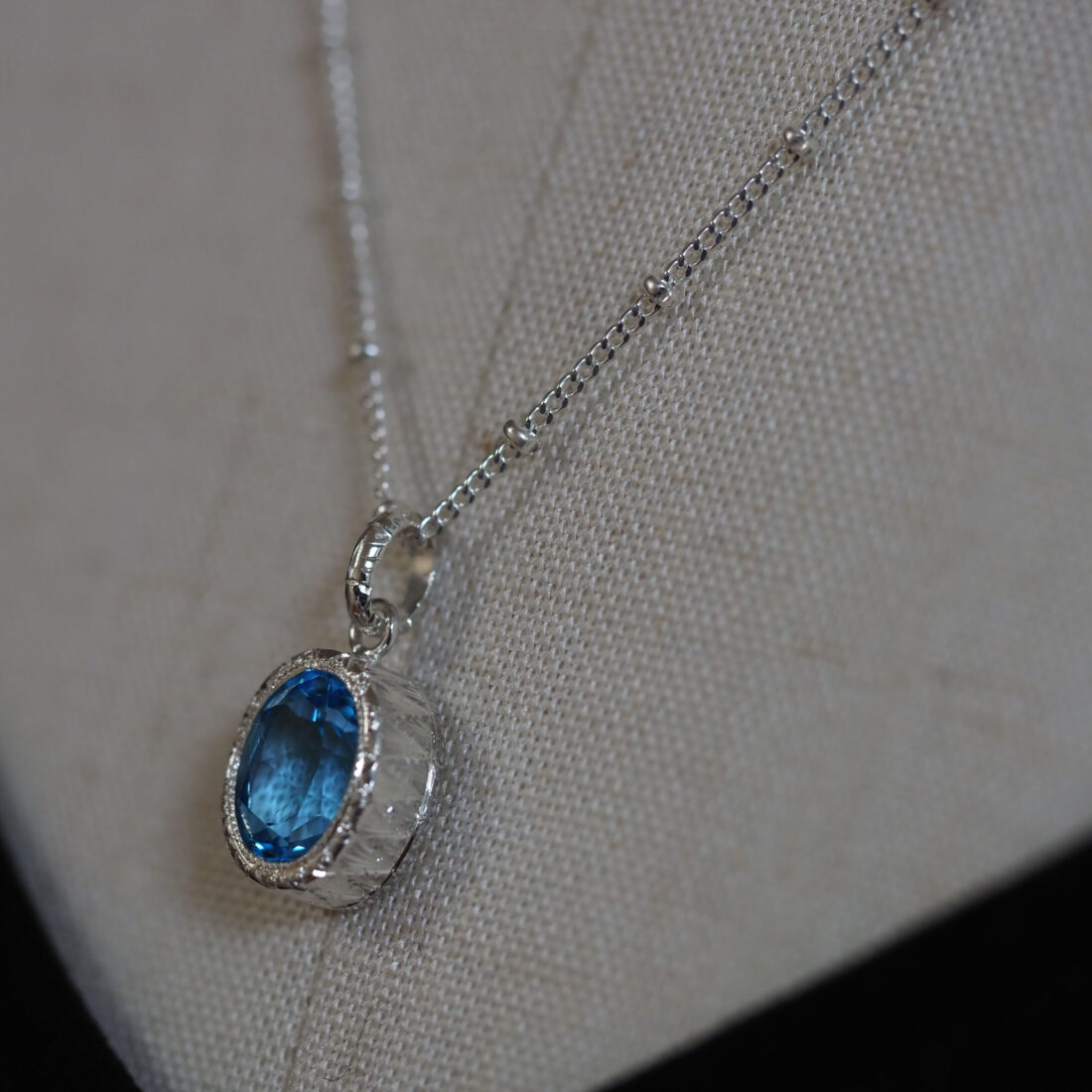 ブルートパーズのペンダント