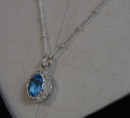 ブルートパーズのペンダント