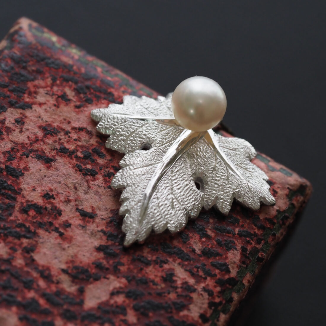 フィレンツェ彫りピアス