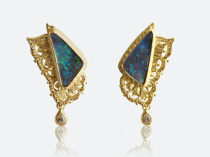 フィレンツェ彫りボルダーオパールピアス