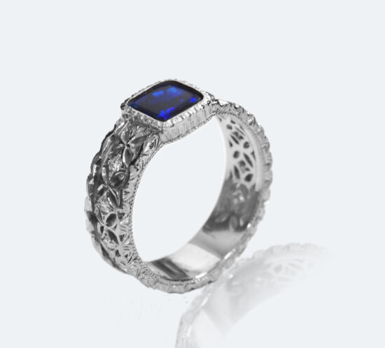 フィレンツェ彫りブラックオパールリング