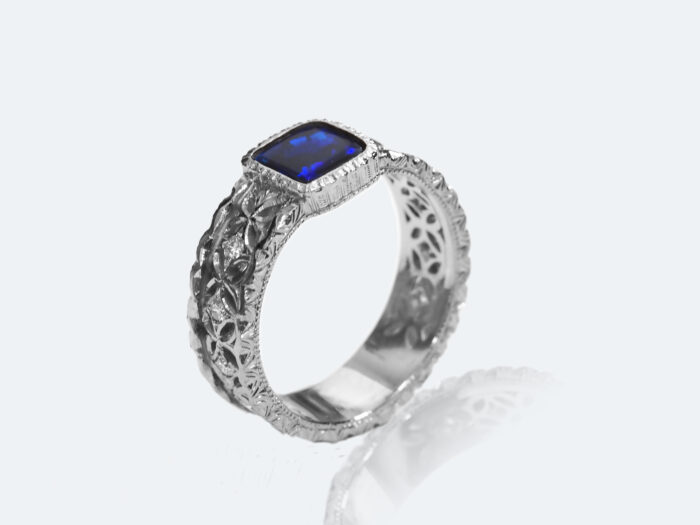 フィレンツェ彫りブラックオパールリング